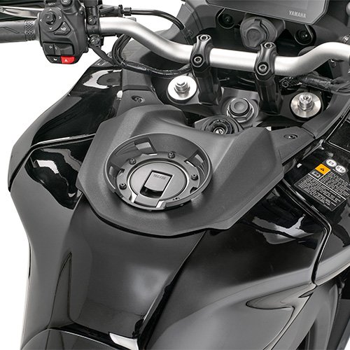 BF96 objímka pro tankruksak GIVI "TANKLOCK" na víčko nádrže Yamaha Tracer 9/9 GT/9 GT+(25-26)