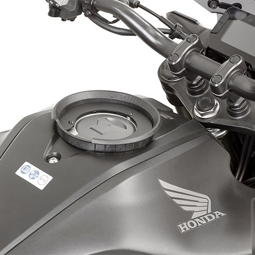 BF41 objímka pro úchyt tankruksaku GIVI "TANKLOCK" na víčko nádrže Honda CB 125 R/300 R (18-24)