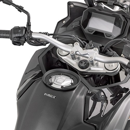 BF70 objímka pro úchyt tankruksaku GIVI "TANKLOCK" na víčko nádrže VOGE Trofeo 300 AC Scrambler