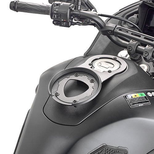 BF88 objímka pro uchycení tankruksaku GIVI "TANKLOCK" na víčko nádrže (Yamaha Tracer 7/20-24)