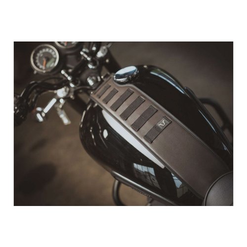 Legend Gear popruh SLA na nádrž Triumph Bonneville/T100,Thruxton(04-),Scrambler(06-)