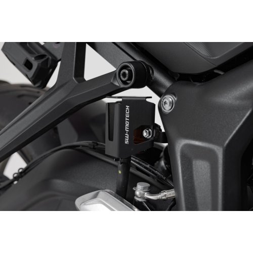 Brake fluid reservoir guard Black. Triumph Trident 660 (21-).